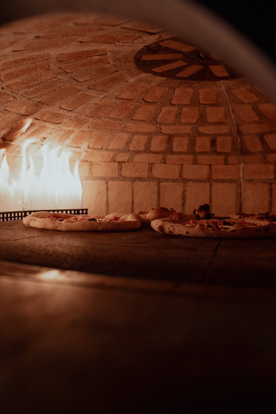 La pizza cuoce nel forno a cupola