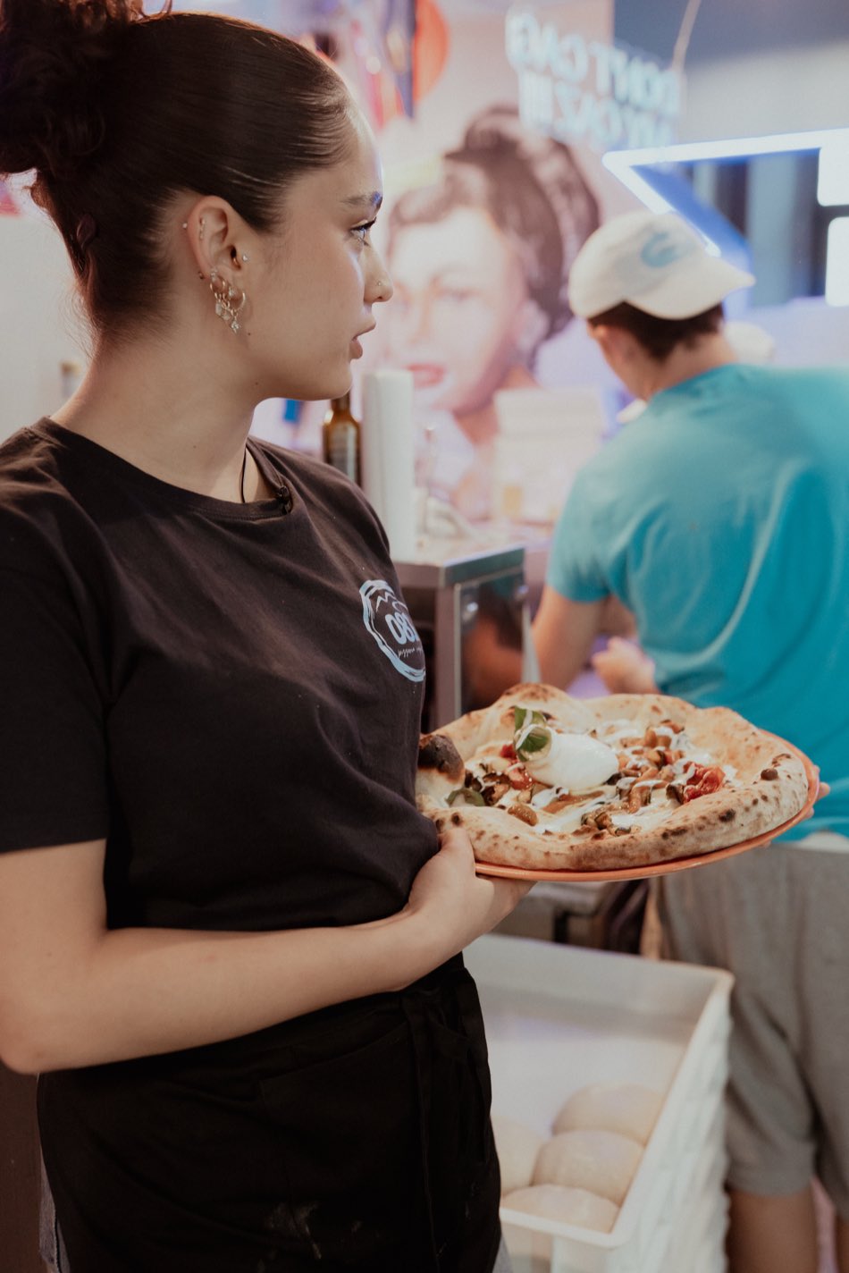 La pizza appena sfornata arriva in sala