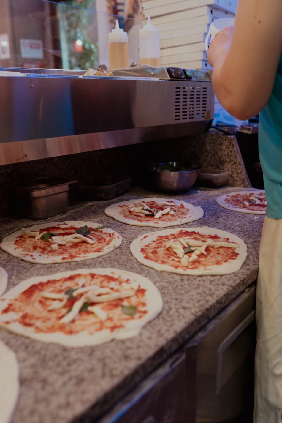 Le pizze pronte sul banco del pizzaiolo