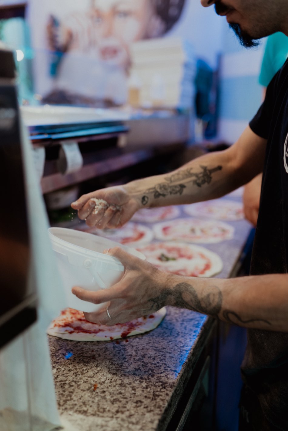 Le mani del pizzaiolo stendono l'impasto