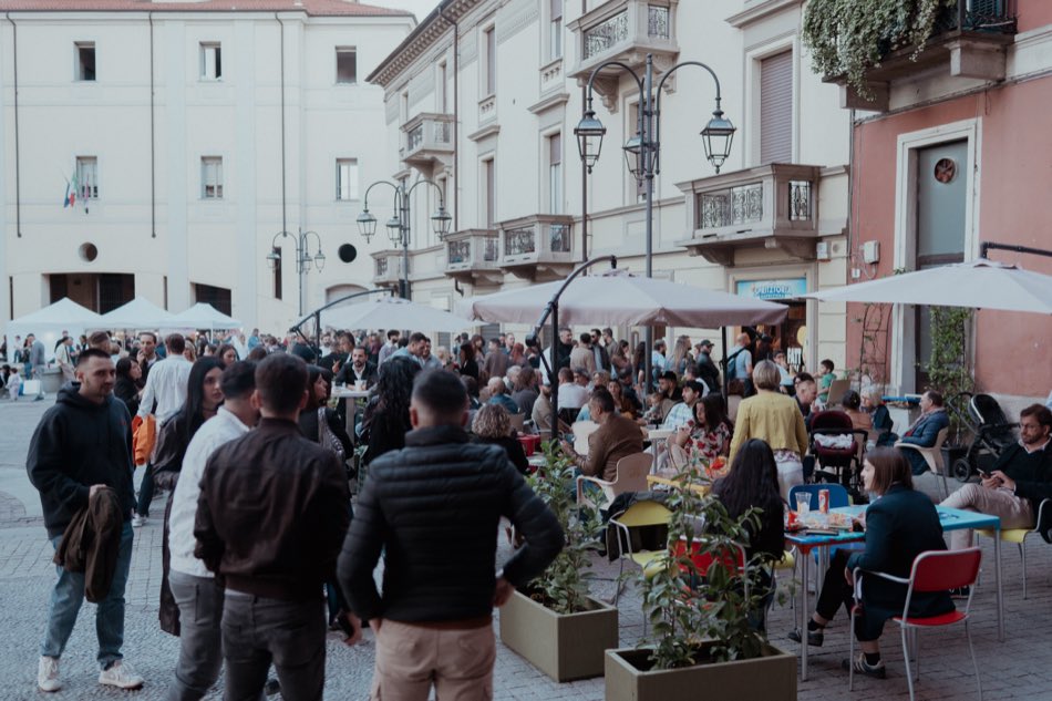 La piazzetta piena di ospiti durante una serata
