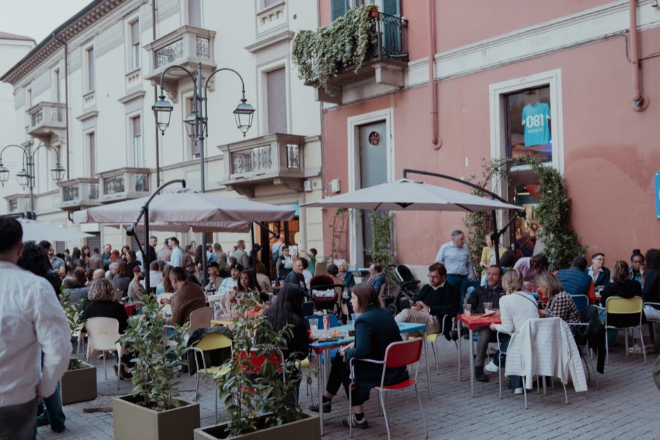 I tavoli all'aperto in Piazzetta Santo Stefano