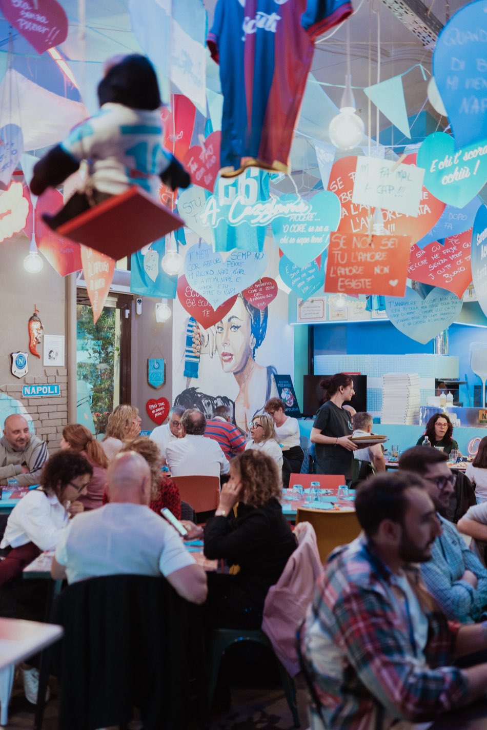 Gli addobbi azzurri dentro al locale