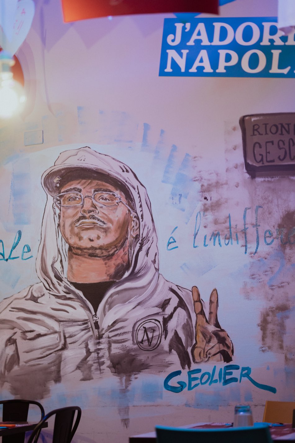 I murales in stile napoletano del locale