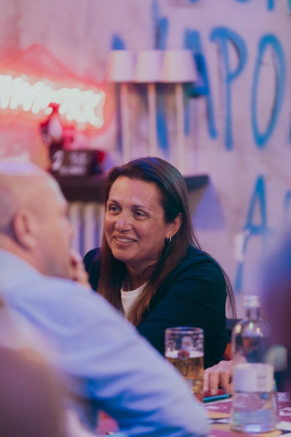 Il sorriso di un'ospite durante la serata