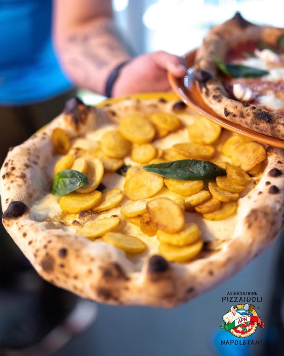 La pizza alla Nerano appena sfornata
