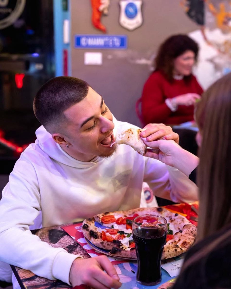 Un ospite assaggia le specialità