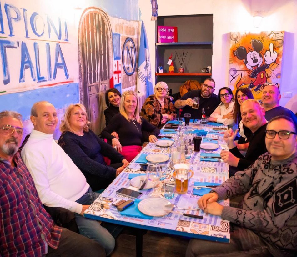 Gli ospiti in sala durante il servizio