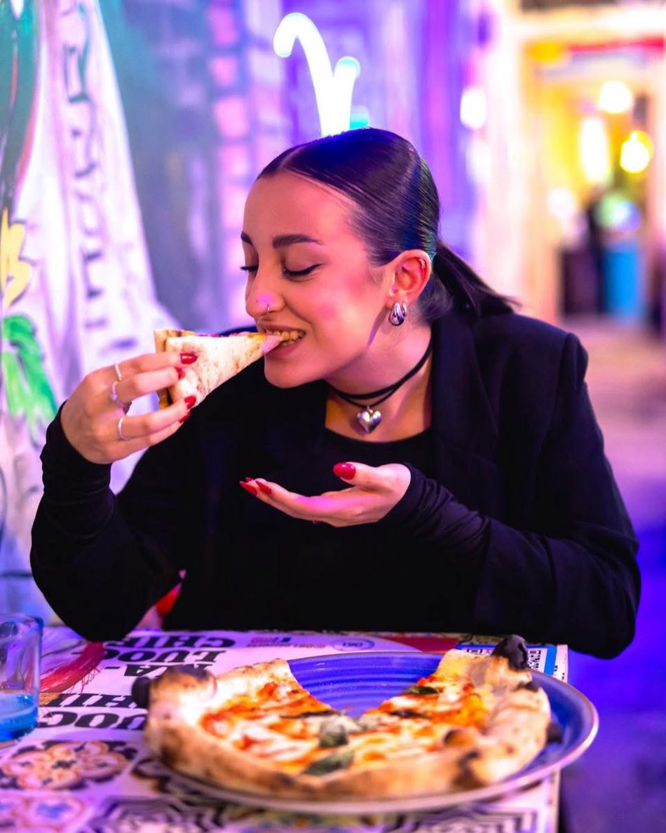 Un morso alla vera pizza napoletana