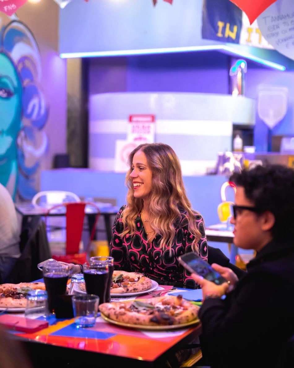 Amiche a cena nel locale