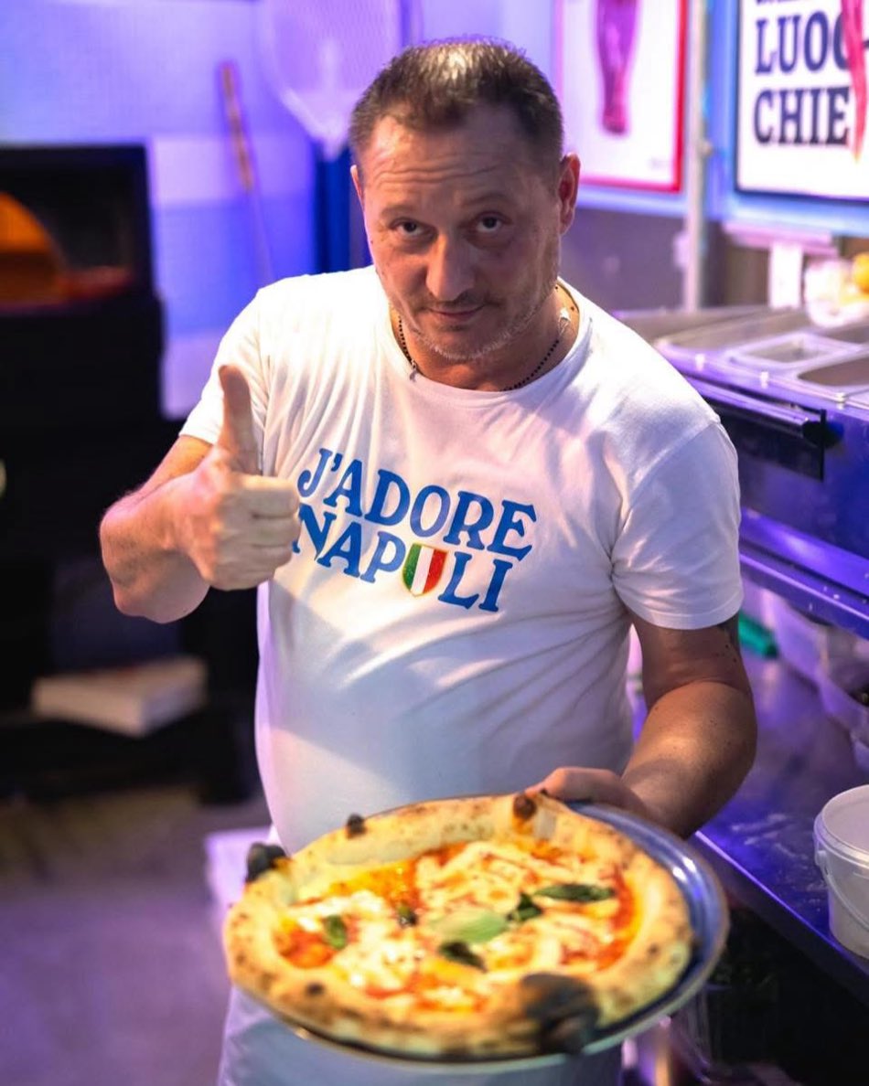 Il nostro pizzaiolo con una margherita