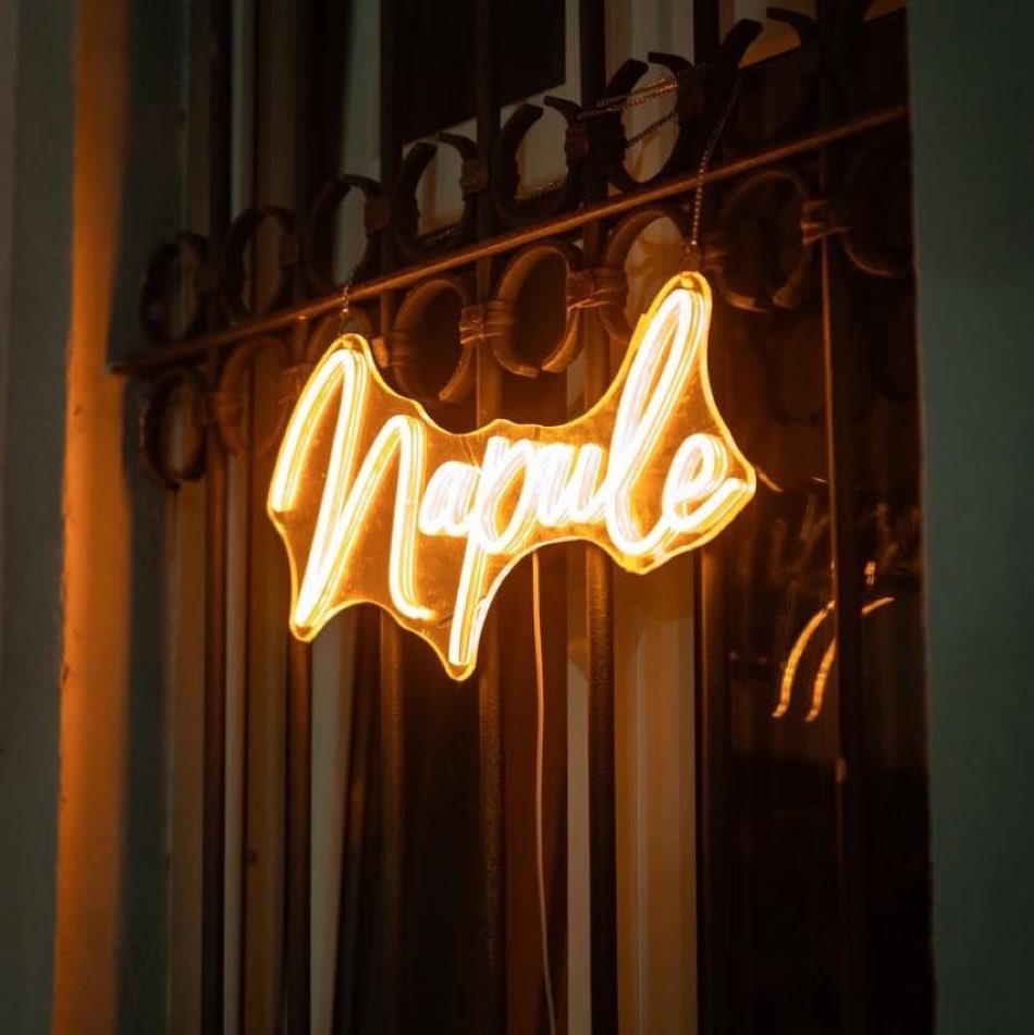 L'insegna al neon Napoli