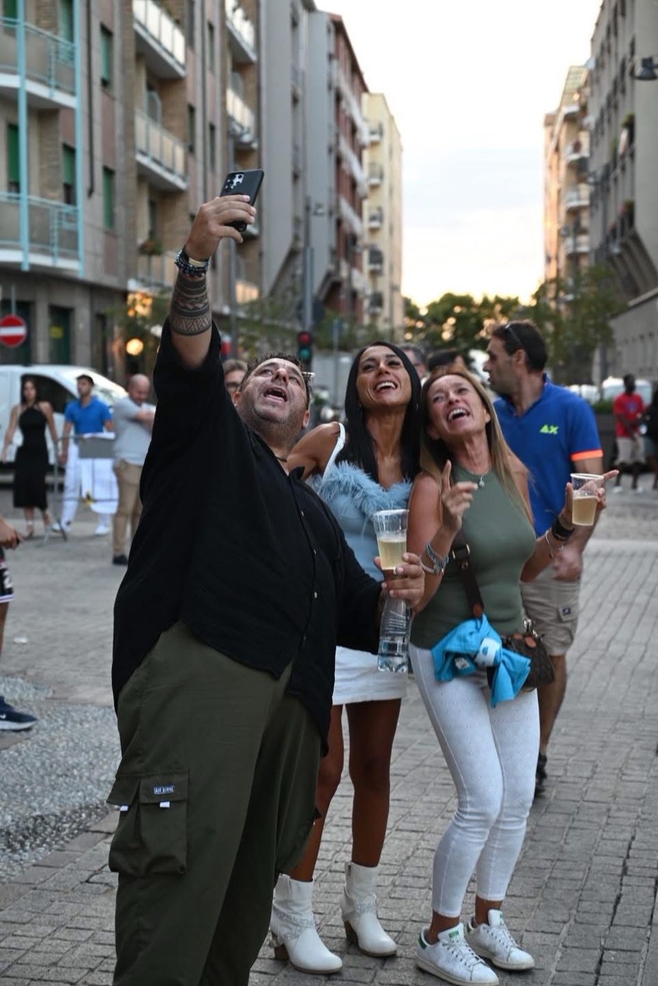 Un selfie davanti al locale