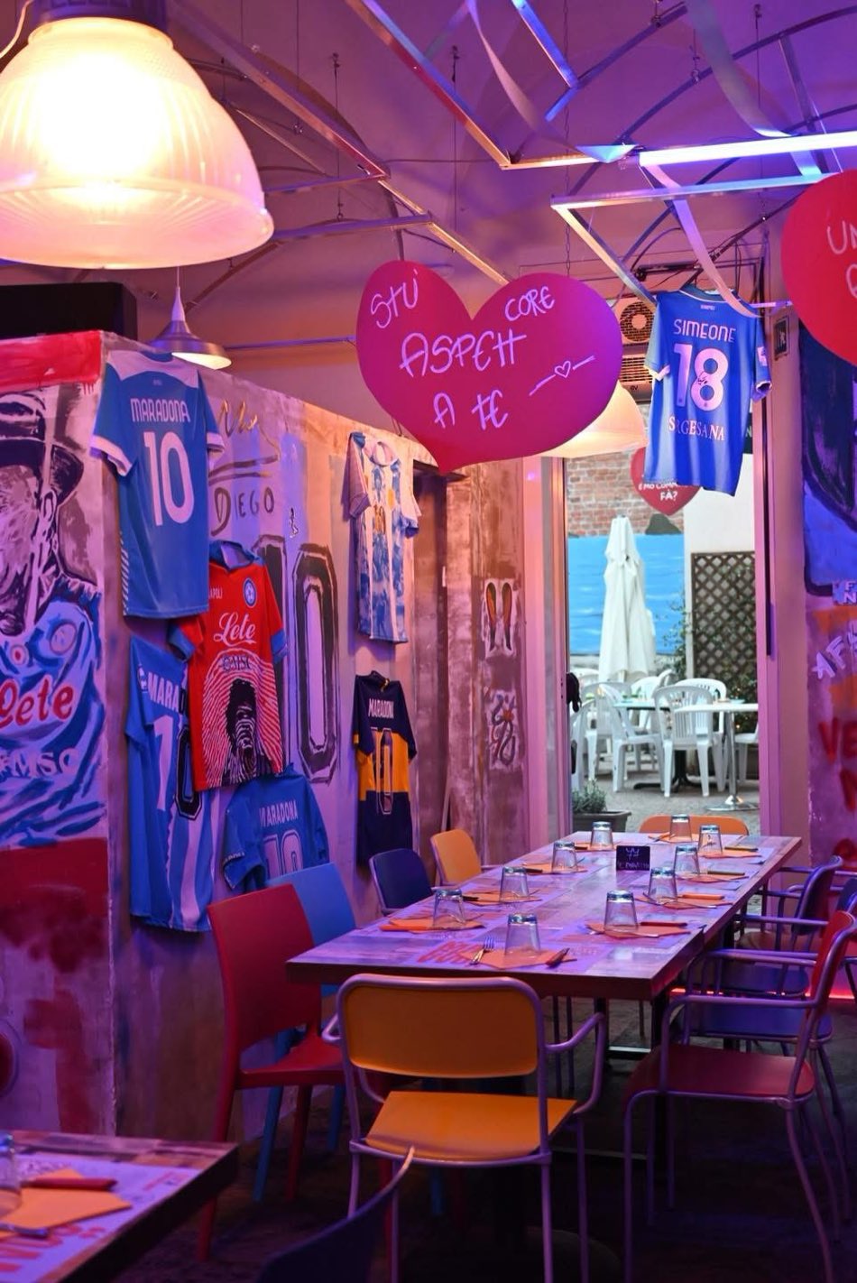 Le maglie azzurre esposte nel locale
