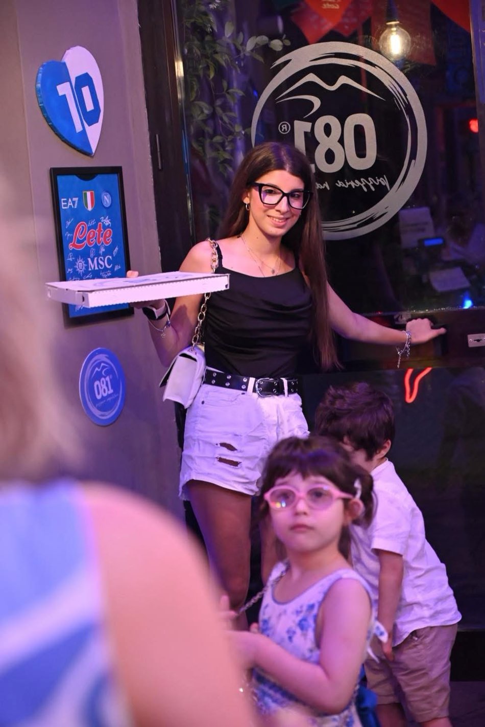 Il servizio ai tavoli con il sorriso