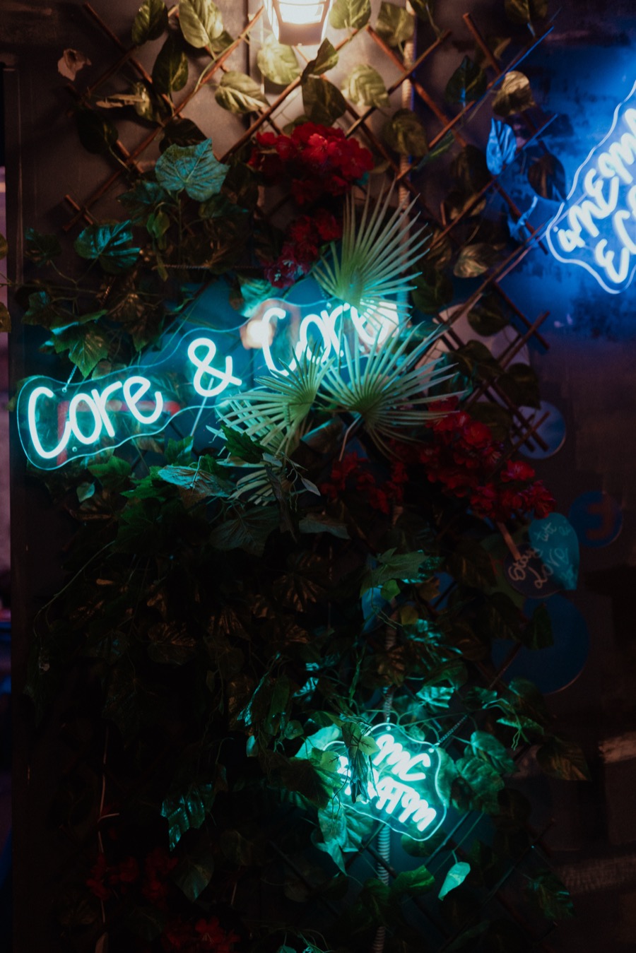 Le luci al neon e i colori di Napoli dentro al locale