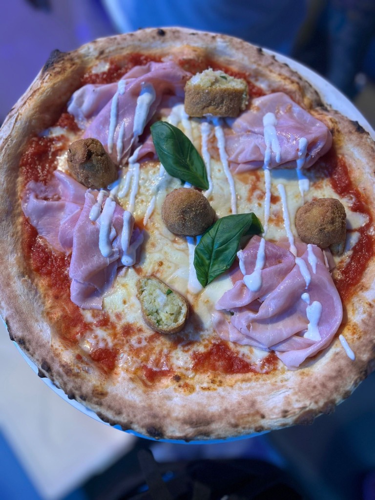Pizza Reginella con prosciutto cotto e basilico