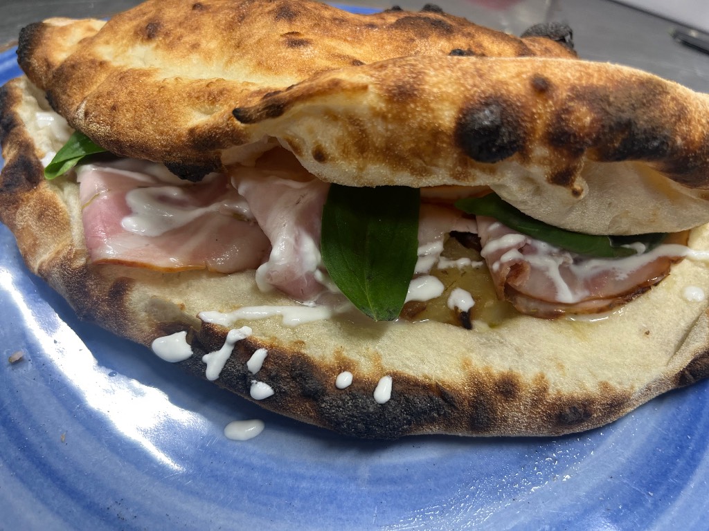 La pizza Tot&ograve; di 081 sul piatto azzurro