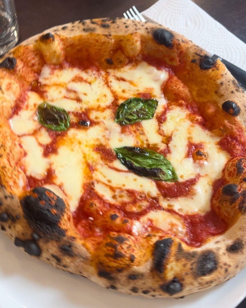 Pizza Margherita napoletana