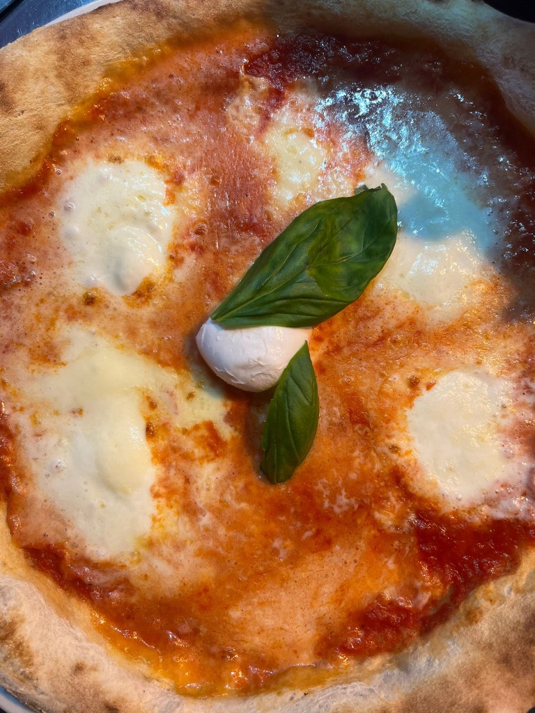 Pizza Bufalina con mozzarella di bufala e basilico