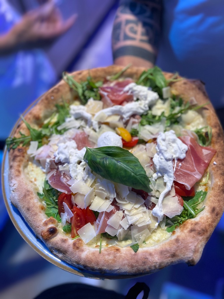 Pizza Maradona con rucola, crudo e bufala